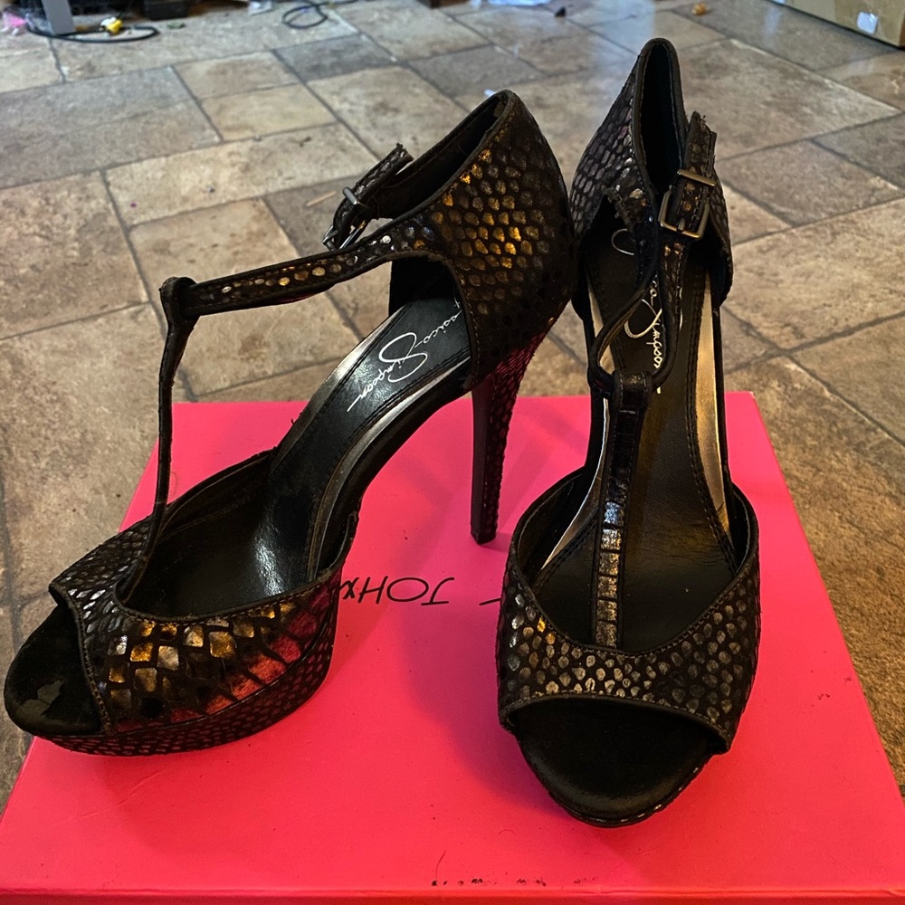 Strapy snakeskin heals size 8